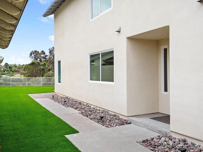 Building Photo - Modern & Gorgeous Private 2 BD / 1 BA Uppe...