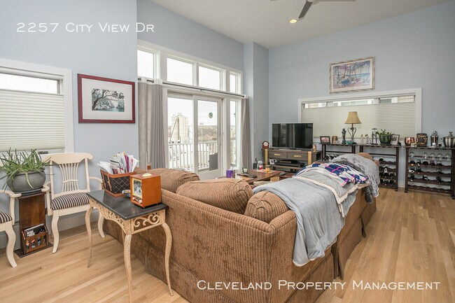 Building Photo - Stylish Tremont Townhome!