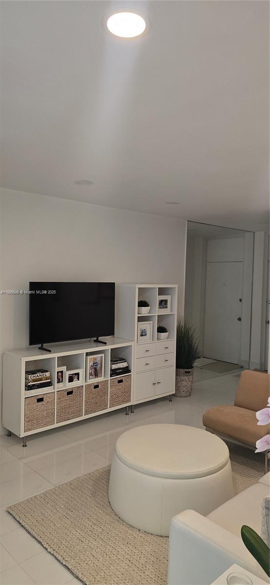 Building Photo - 2539 S Bayshore Dr