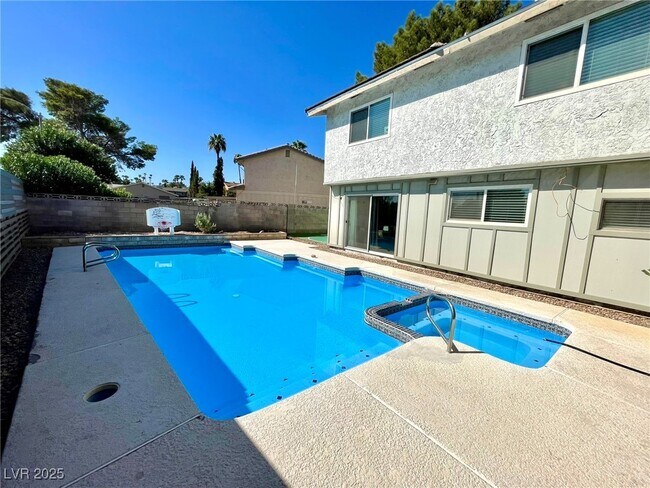 Building Photo - 2246 Windsor Dr