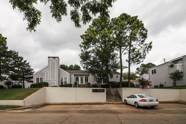 Building Photo - Lovely South Tulsa location close to shopping and restaurants