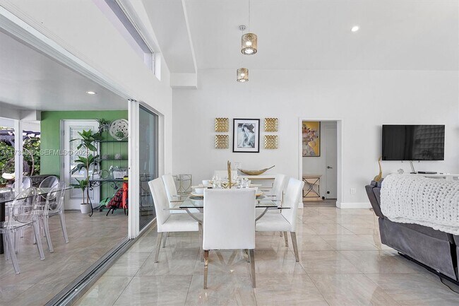 Building Photo - 2541 NE 195th St