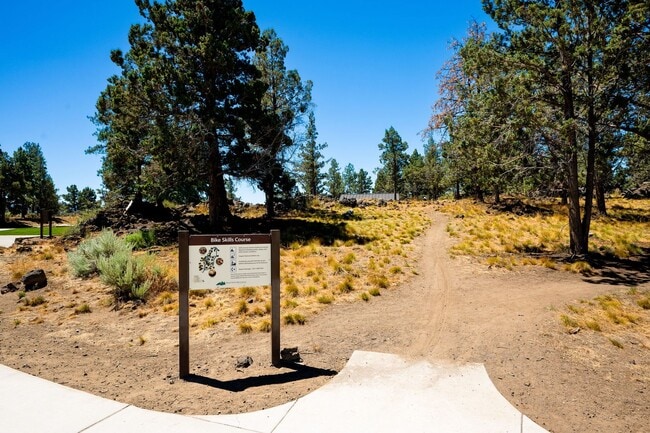 Building Photo - Freshly Updated 3Bed Home: Community Pool ...