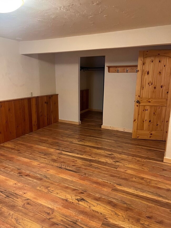 Building Photo - 702