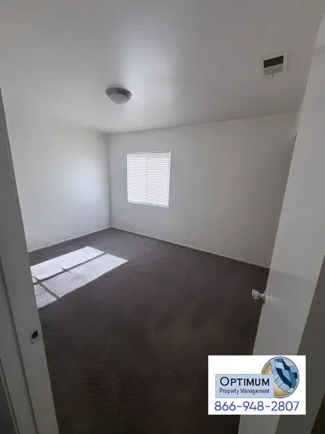 Building Photo - Beautiful 5 Bedroom, 3 Bathroom Two-Story Home with Loft & Spacious Backyard