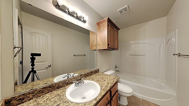 Building Photo - Very Nice 3 Bedroom 2 Bath Home in Yukon S...