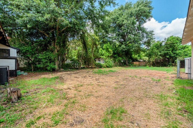 Building Photo - $1500 - 3 bed/1 bath house in Central Aven...