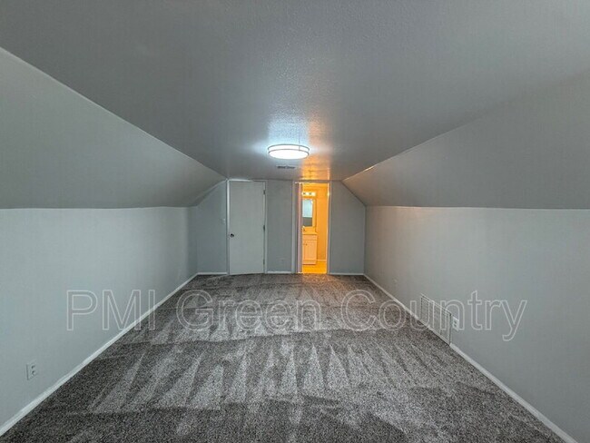 Building Photo - 212 W Pecan St
