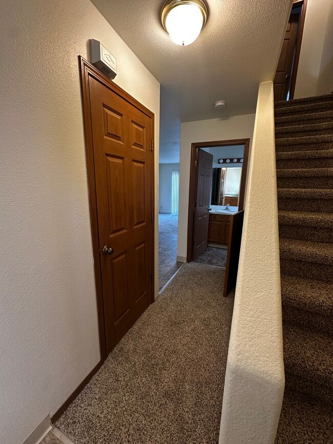 Building Photo - *Move In Special, Half off Rent! (See ad f...