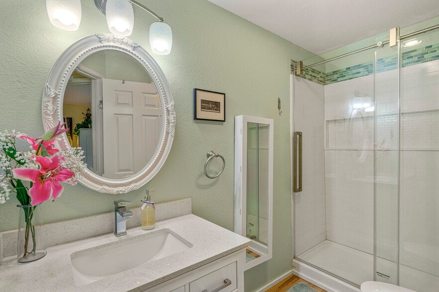 Downstairs Walk-In Shower - 20043 Forest Park Dr NE