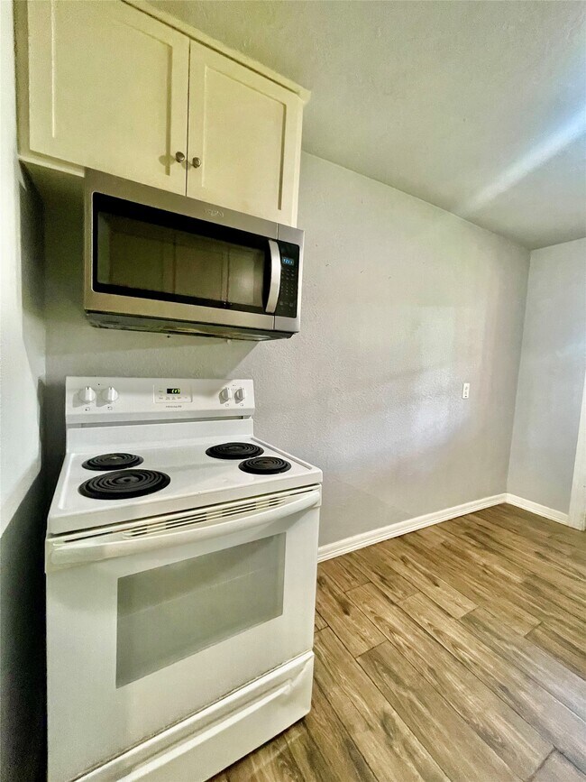 Building Photo - 6803 Bloom Dr