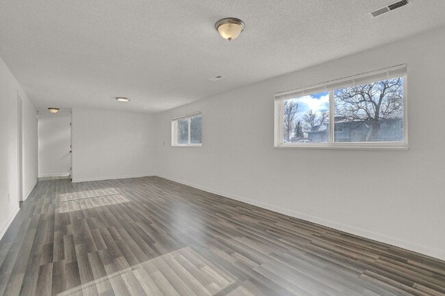 Building Photo - 512 Squire St