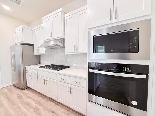 Building Photo - 133 Cintilar St