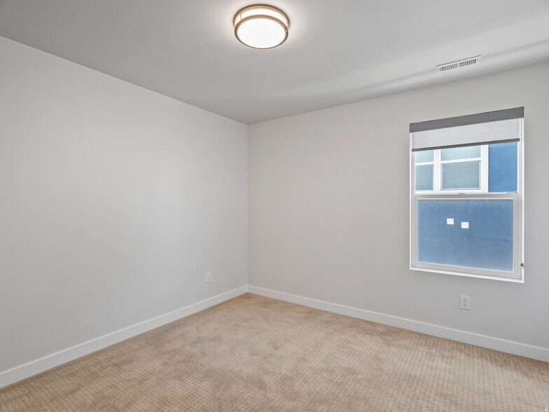Building Photo - 4859 W Lower Bend Dr