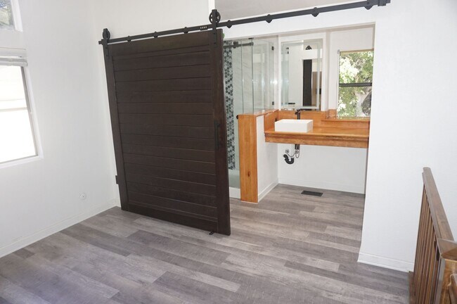 Building Photo - Wonderfully Remodeled 1 Bedroom with Stunn...