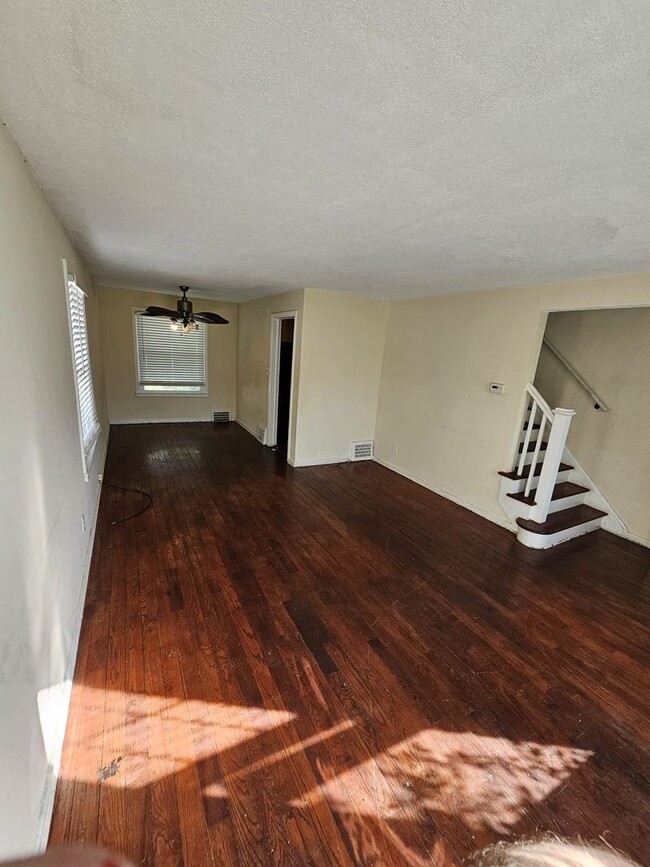 Building Photo - Charming Duplex with Private Entrance