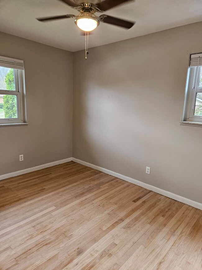 Building Photo - Spacious Bi-level home in New Albany