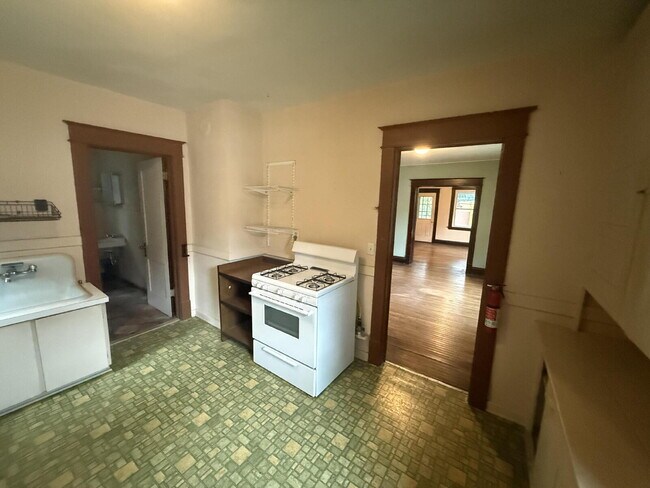 Building Photo - West Side 2BR Upper with Amazing Front Porch