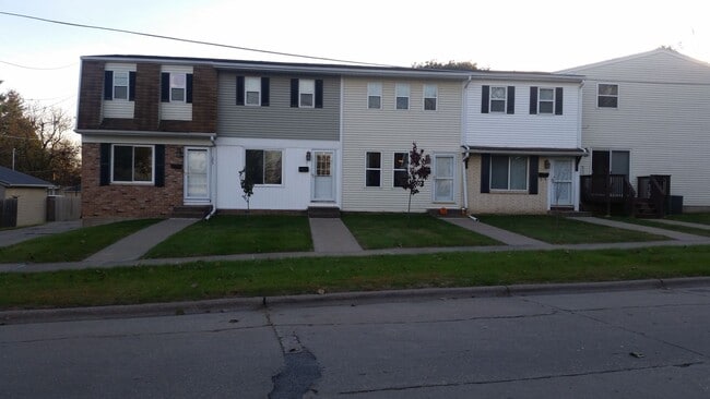Primary Photo - 2 Bedroom, 1.5 Bath Townhouse in Clinton, IA