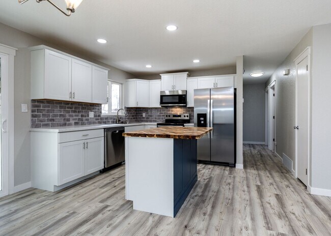 Building Photo - Newly Remodeled 5 Bed Home with Huge Yard