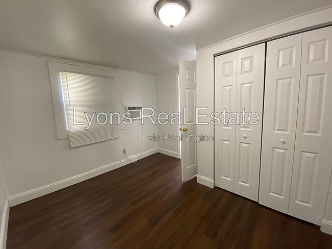 Building Photo - 717 Burdick Ave