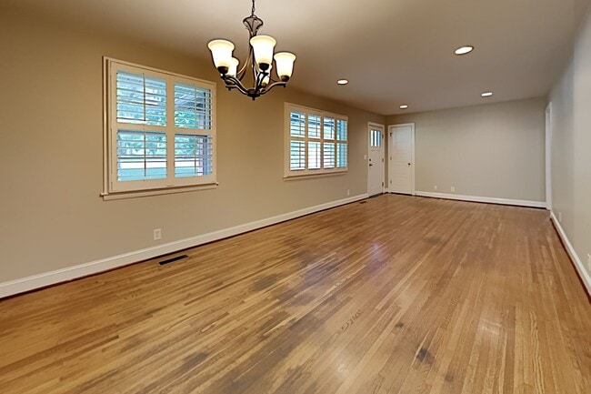 Building Photo - 534 Whispering Hills Dr