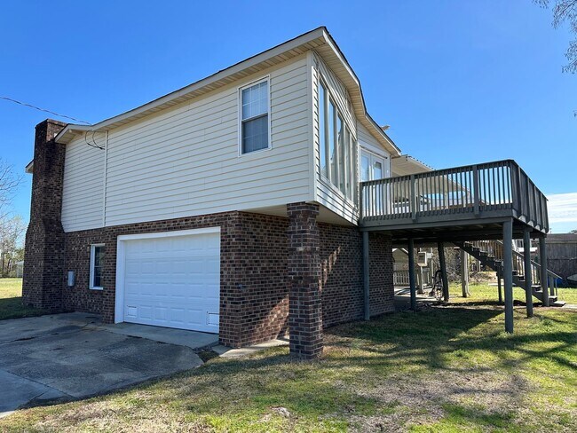 Building Photo - 3 Bedroom Canal Front
