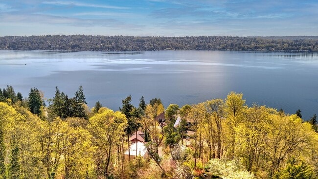 Building Photo - 5bd/5ba Mercer Island Home