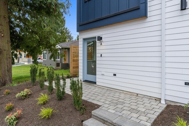 Front - 2151 N 147th St