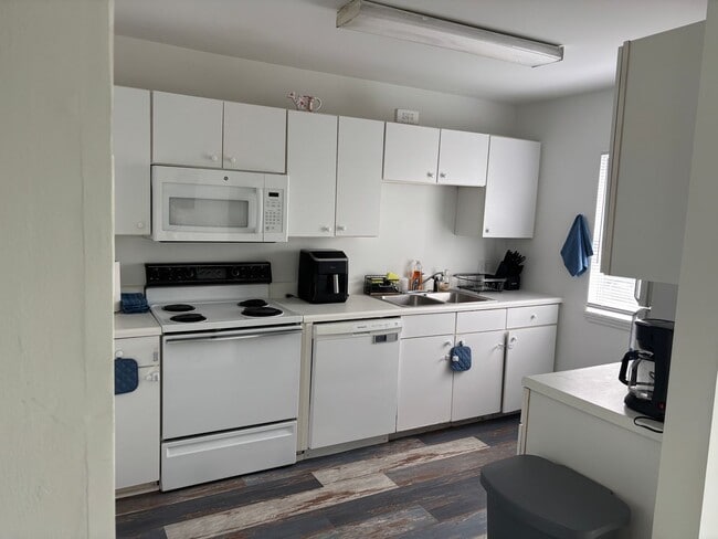Building Photo - 2 BEDROOM 2 BATH ON 2ND FLOOR AT MYRTLE GREENS