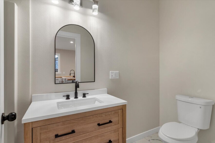 Building Photo - 1094 15th St SE