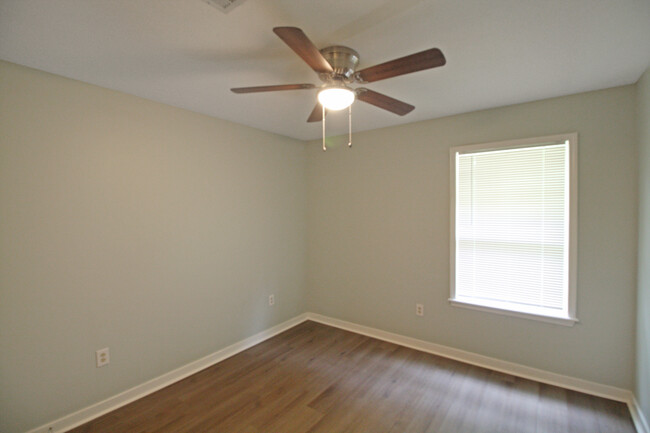 Building Photo - 320 Hawthorne Dr