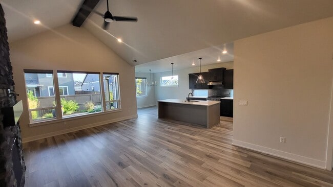 Building Photo - 4 BR/2.5 BA Single-Level home at Trailside