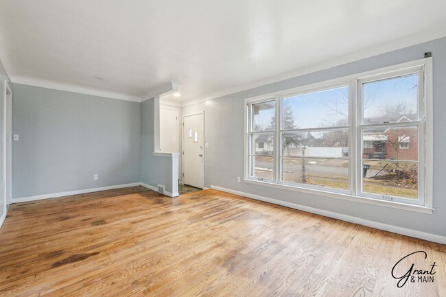 Building Photo - $1400 - Fully Renovated 3 Bed 1.5 Bath