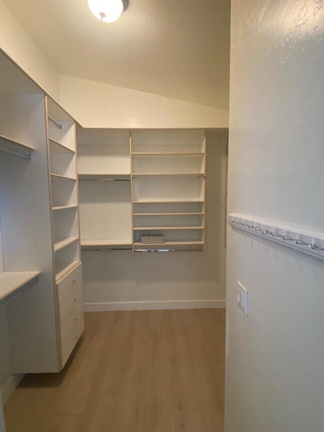 Building Photo - 8122 E Theresa Dr