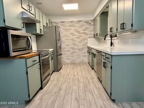 Building Photo - 2816 N 33rd Pl