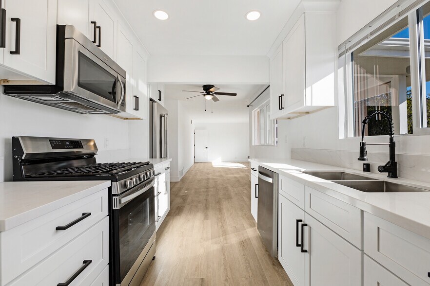 Building Photo - 205 Plymouth Dr