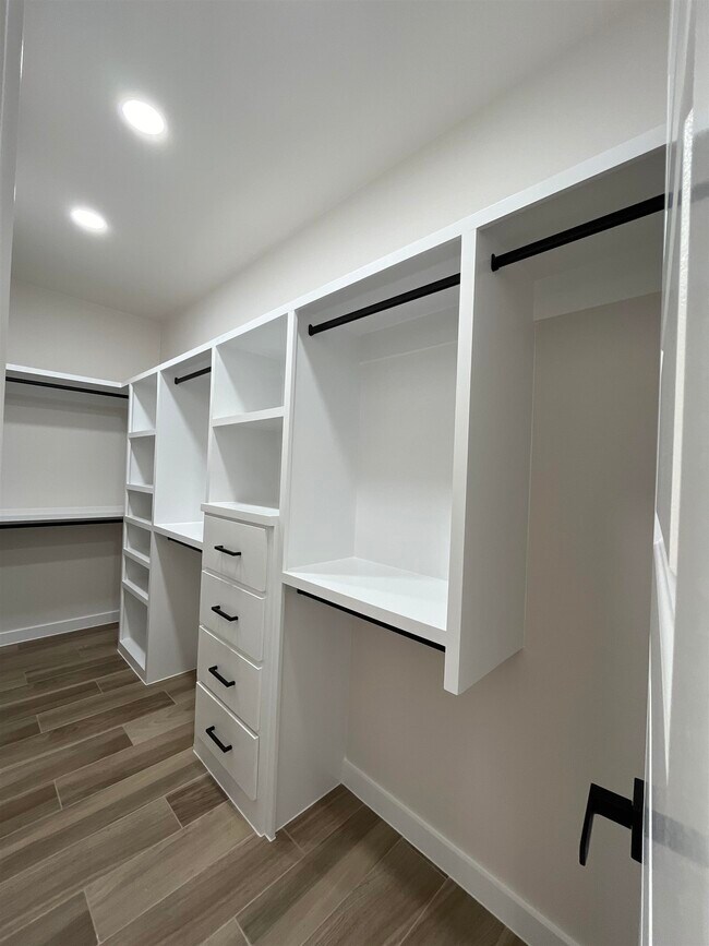 Building Photo - 5731 Beefalo Ln