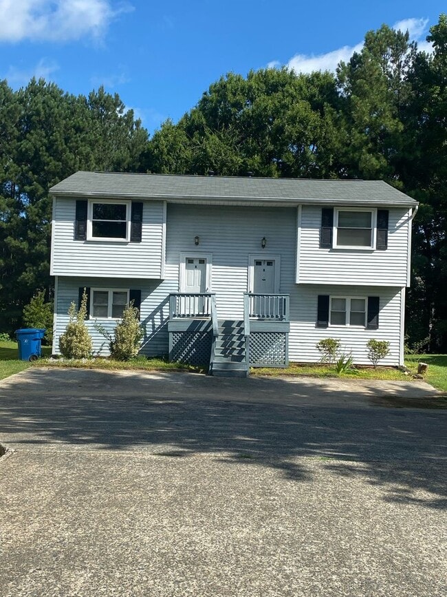 Building Photo - 2511 Camellia Dr