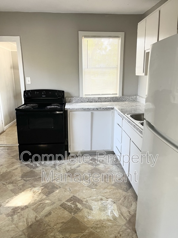 Building Photo - 2213 Fulton Ave SW