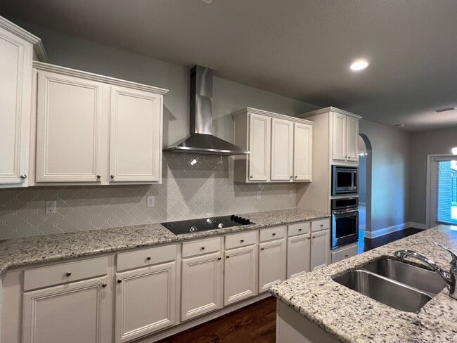 Building Photo - Gorgeous 5 Bedrooms