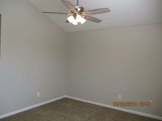 Building Photo - Traditions at Powell