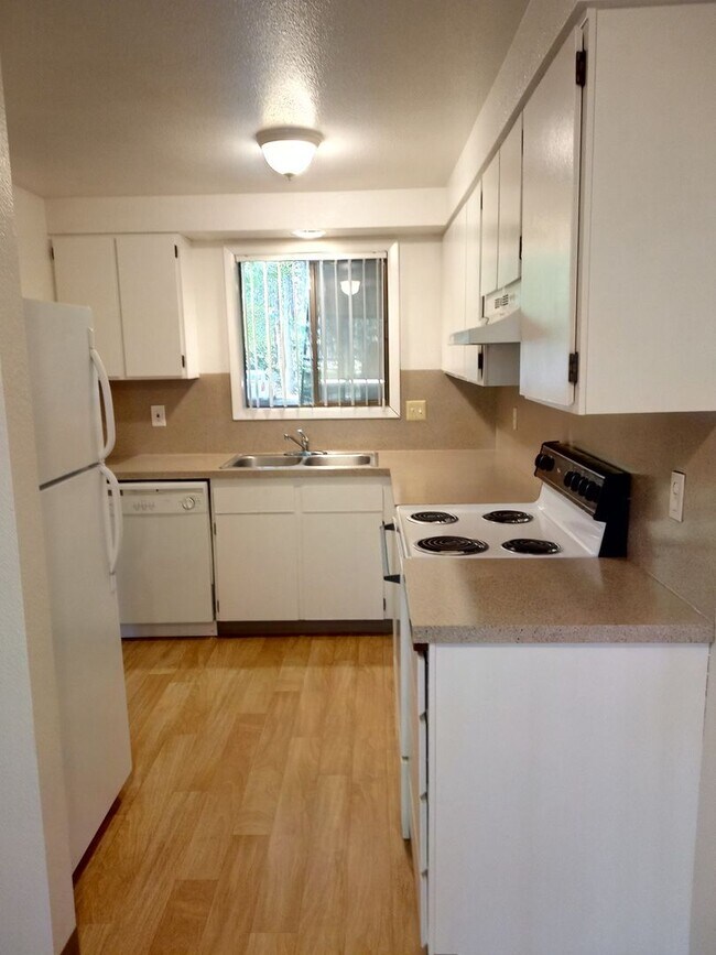 Building Photo - 2 BEDROOM 1 BATH Located next to Chemeketa...