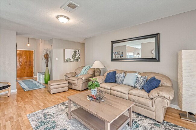 Building Photo - 2215 Fort Laramie Dr