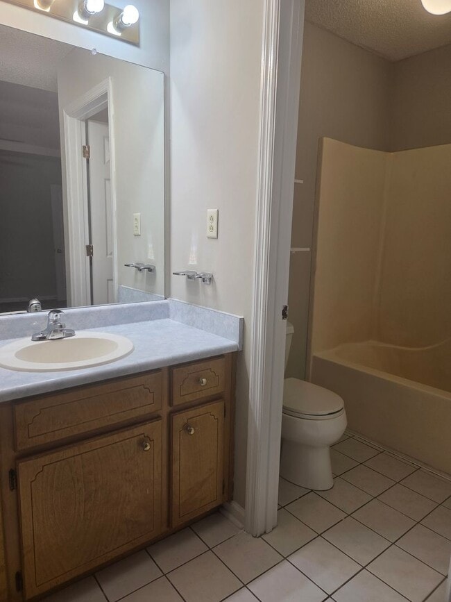 Building Photo - Beautiful very spacious 4 Bed/2 Bath