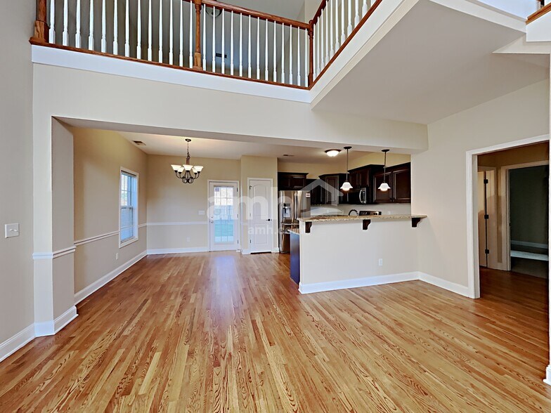 Building Photo - 112 Buster St