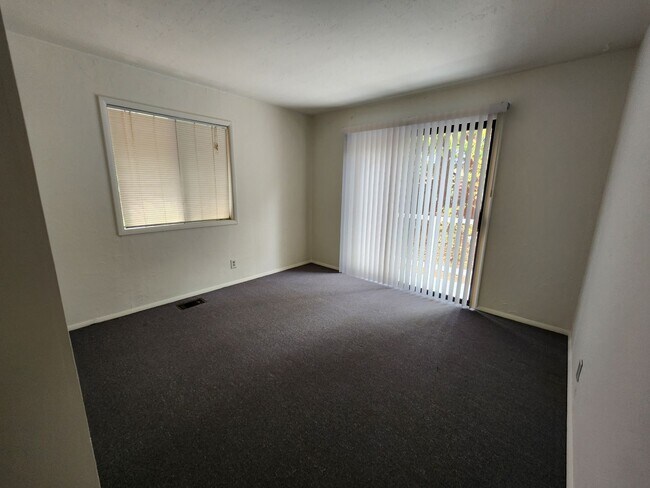 Building Photo - 221 - Steelhead Ave Duplex