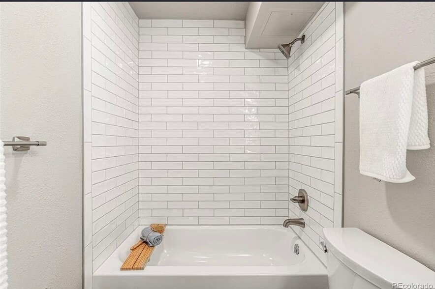 Building Photo - 2120 S Vaughn Way