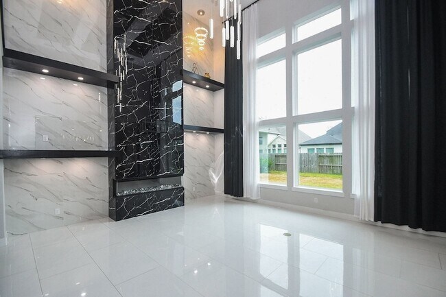 Building Photo - 10014 Oakwood Trl