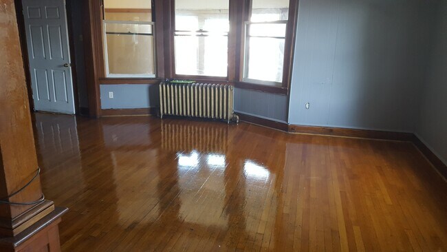 Building Photo - Wonderful 4 Bedroom Student Housing!